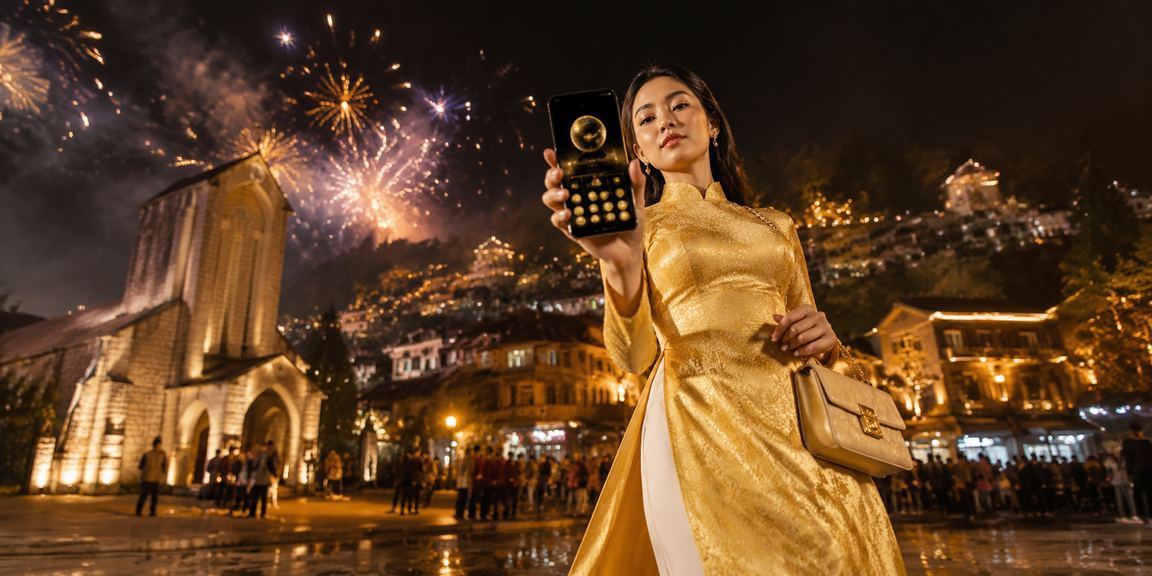 Người phụ nữ áo dài tại Sapa mua xổ số lottery truyền thống Việt Nam